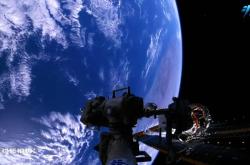 太空人动态壁纸：轻松下载安装，让你的桌面瞬间变成酷炫宇宙空间站