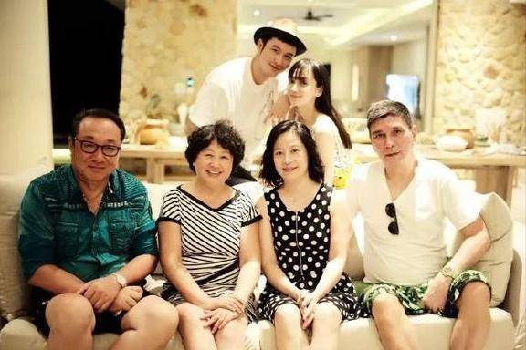 揭秘明星经纪人，幕后英雄的权力与责任