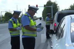 交警街头比武，司机疑惑考谁呢？