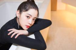 向佐直播穿火辣小香风引爆网友热议，视觉盛宴令人目不暇接