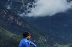 探索山巅，爬山的深层含义与人生启示