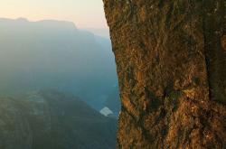 云和山的彼端：在虚实之间寻找生命平衡与精神顿悟的登山哲学