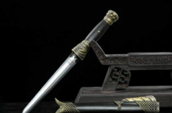 三尺青锋：揭秘千年剑器背后的历史演变与锻造工艺，感受冷兵器时代的智慧与美学