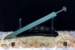 轻灵佩剑选购与使用全攻略：从材质挑选到实战技巧，助你轻松掌握剑术精髓