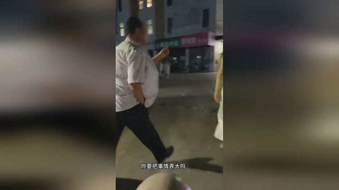 陌生男子袒胸露肉亲小女孩事件引发的警示