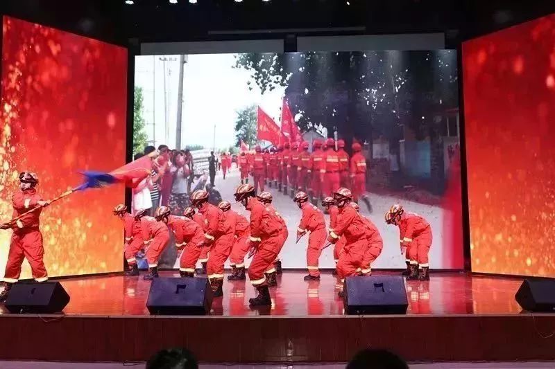 追梦路上的音乐与艰辛，15岁女孩跨省看演唱会身上只剩三毛的启示