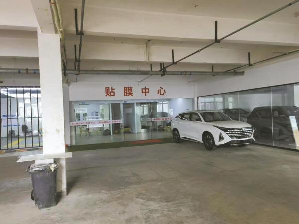 汽车4S店二楼被吹走，防风措施竟成摆设？