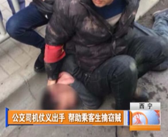 暴雨中的英勇，女公交司机救人被急流冲走的瞬间