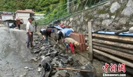 四川汶川突发泥石流，灾难无情，人间有爱