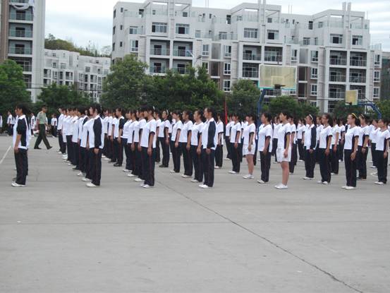 高温军训下的紧急状况，中暑学生住院引发关注