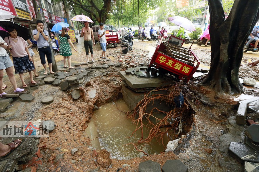 南宁排污管道爆炸，黄色物质喷涌现场揭秘