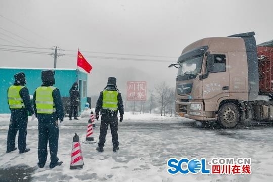 呼伦贝尔大雪中的坚守，旅游大巴被困1天1夜