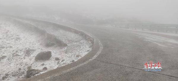 北京门头沟迎来入秋后第一场雪