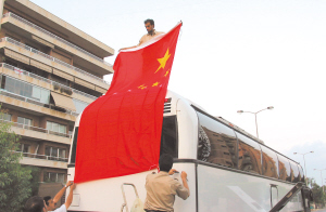 中国公民从黎巴嫩撤离车顶贴国旗，彰显民族自豪感与国家凝聚力