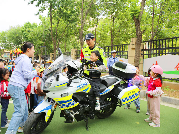 摩托车闯高速被扔锥桶，交通安全与文明驾驶的反思