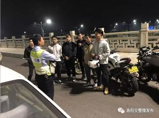 摩托车闯高速被扔锥桶，交通安全与文明驾驶的反思