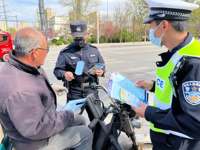 交警街头比武，司机疑惑考谁呢？