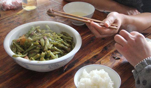 警惕食品安全风险，夫妻肺片中的大肠杆菌超标问题