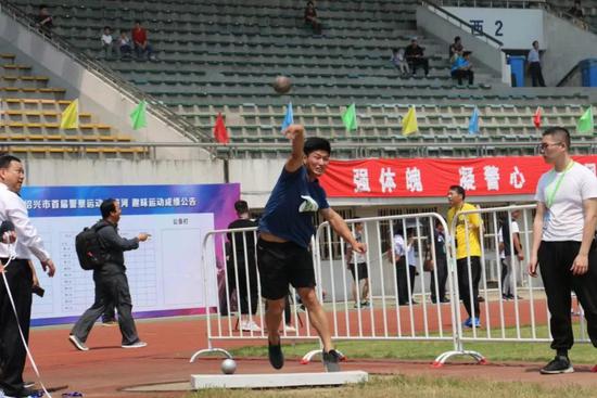 铅球的重量，体育精神与力量的象征