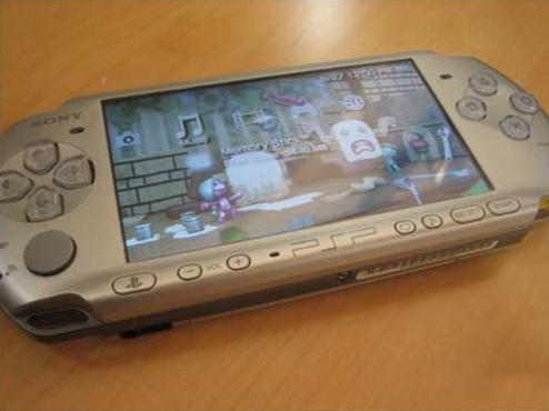 PSP Go全面解析：2009年索尼滑盖掌机的革命性设计与数字游戏体验