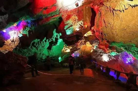 云栈洞探秘：揭开川西秘境的地理奇观与神话传说