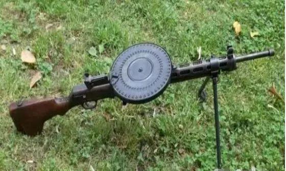 DP-28轻机枪全解析：从标志性弹盘到实战表现，揭秘苏联经典武器的可靠与便捷