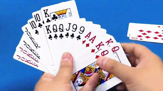 接龙纸牌：轻松掌握单人纸牌游戏技巧，享受随时随地解谜乐趣