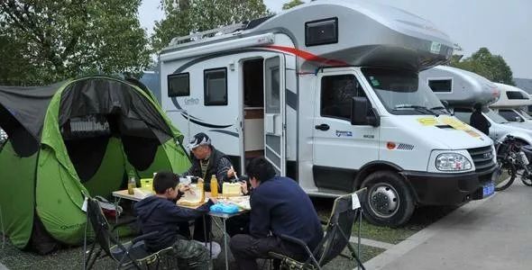 超级房车赛新手攻略：从操作到进阶技巧，快速上手避免撞墙困扰